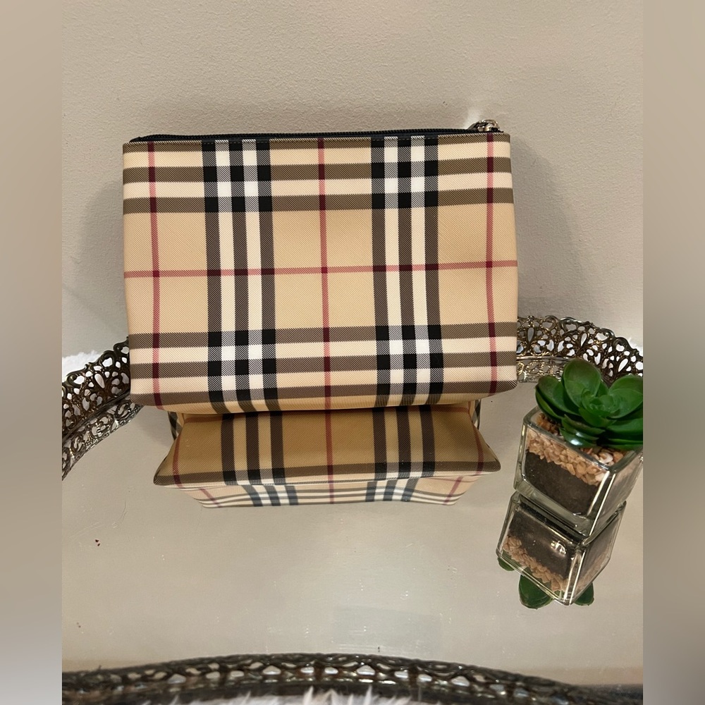BURBERRY VINTAGE “RARE” FIND COSMETIC BAG, GREAT condition